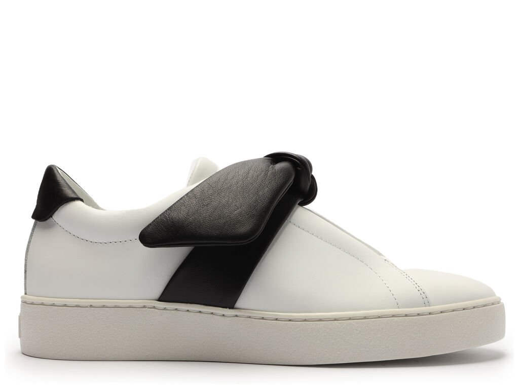 sneaker em nappa white com laco clarita em nappa soft black e solado emborrachado- *no modelo clarita sneaker, em especifico, aconselhamos a compra em-2