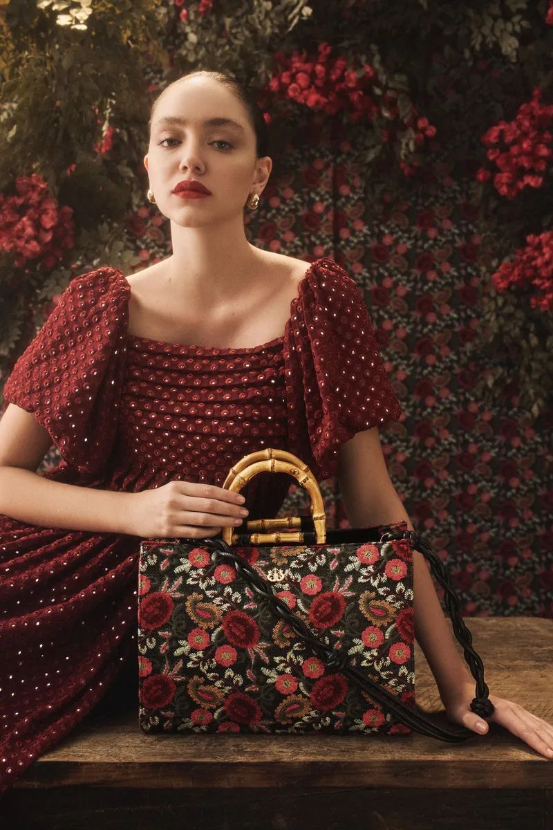 bolsa isla maxi tote fiori bordada frida preta§§§§§§§§§§-2