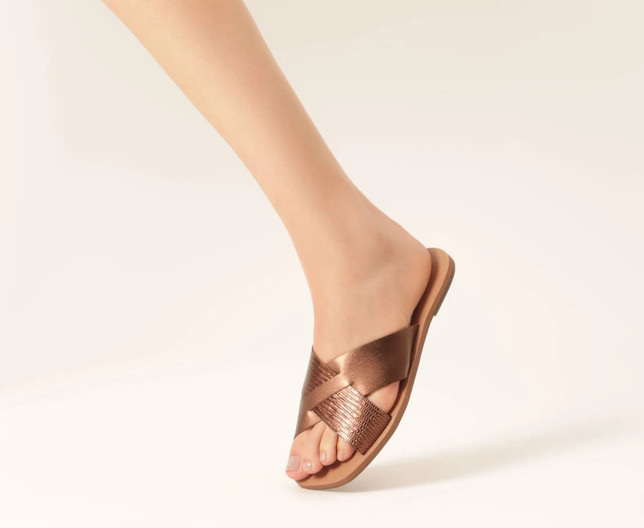 sandalia anacapri rasteira tiras cruzadas metal couro bronze-2