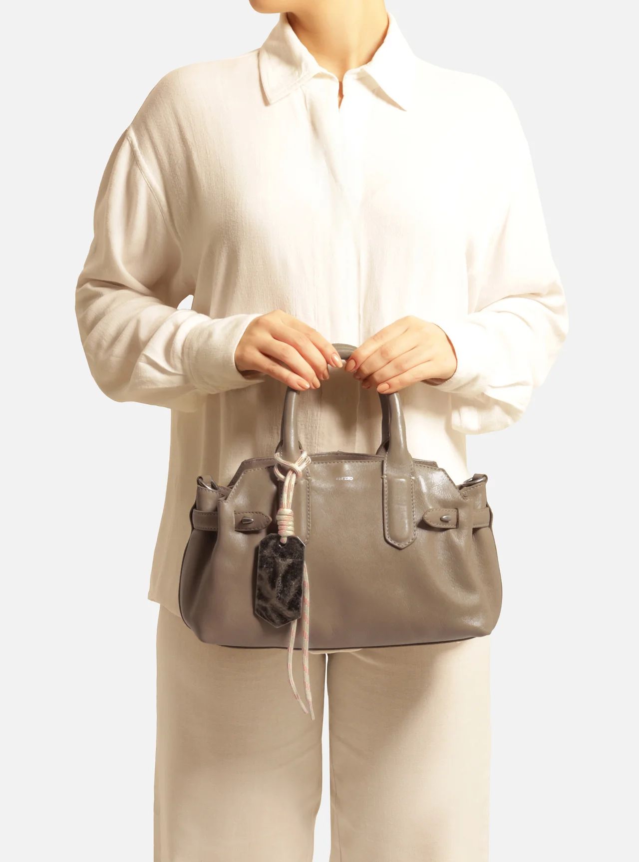 bolsa arezzo tote cinza couro media bag charm metal-2