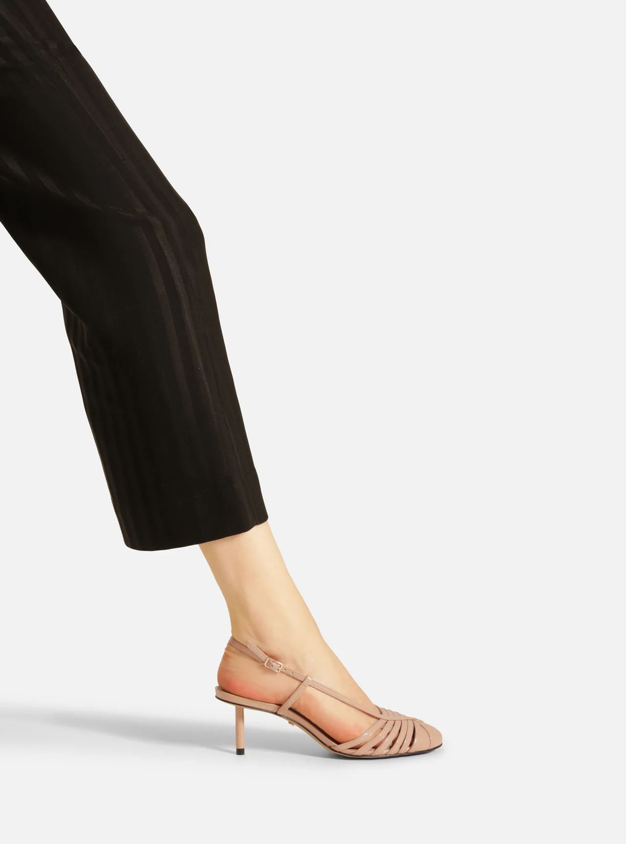 scarpin arezzo bege verniz salto kitten tira continua-2