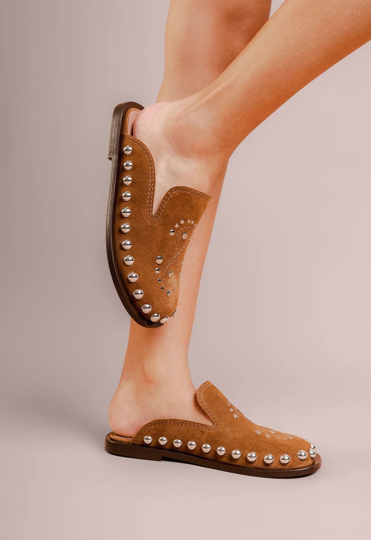 mule vicenza cora caramelo camurca detalhes metalizados-2