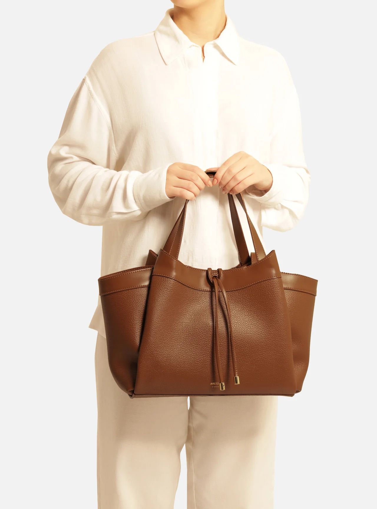 bolsa arezzo tote marrom grande bag charm-2
