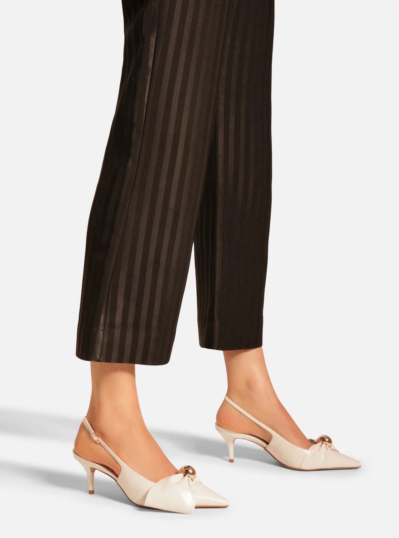 scarpin arezzo off-white couro slingback laco metal-2